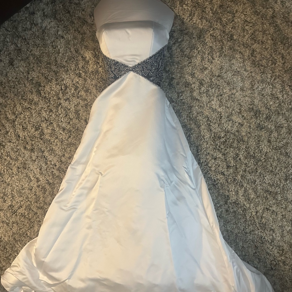 Elegant White Strapless Wedding Dress